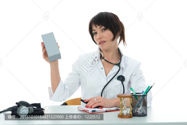 年輕的醫(yī)生用聽診器