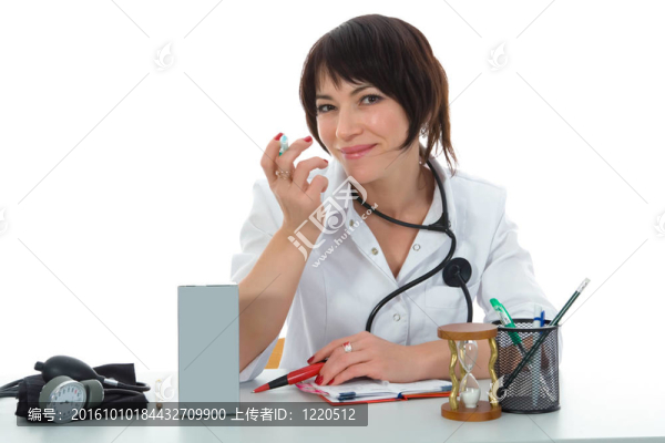年輕的醫(yī)生用聽診器