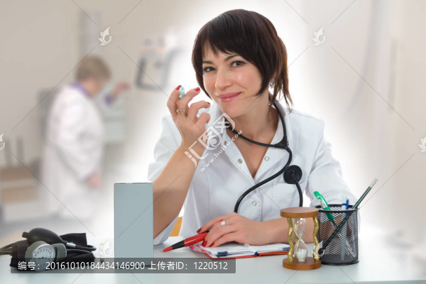 年輕的醫(yī)生用聽診器