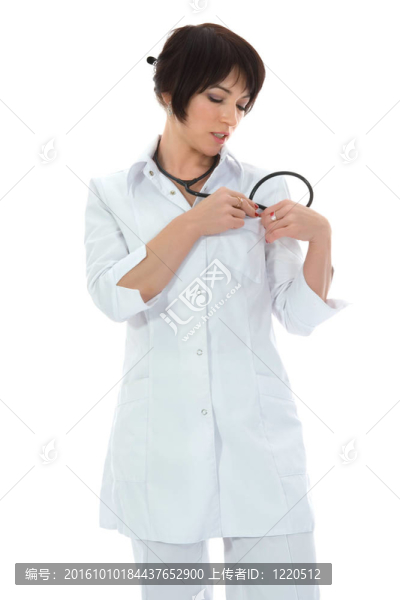 年輕的醫(yī)生用聽診器