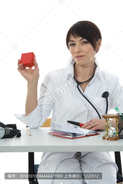 年輕的醫(yī)生用聽診器
