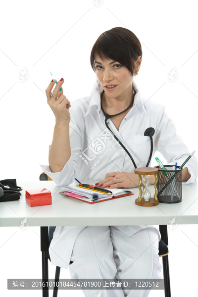 年輕的醫(yī)生用聽診器