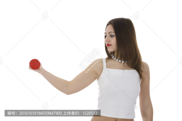 美麗的女孩用啞鈴