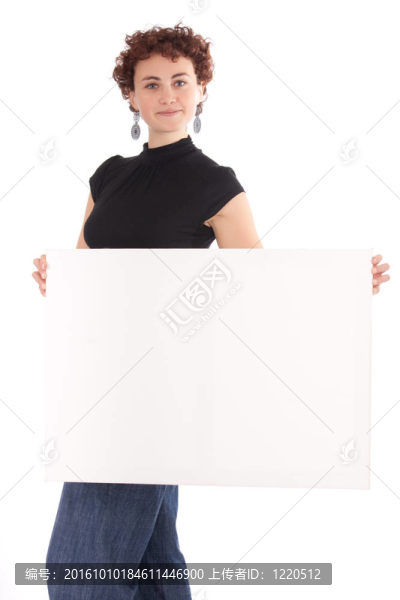 年輕女子微笑著持有白色廣告牌