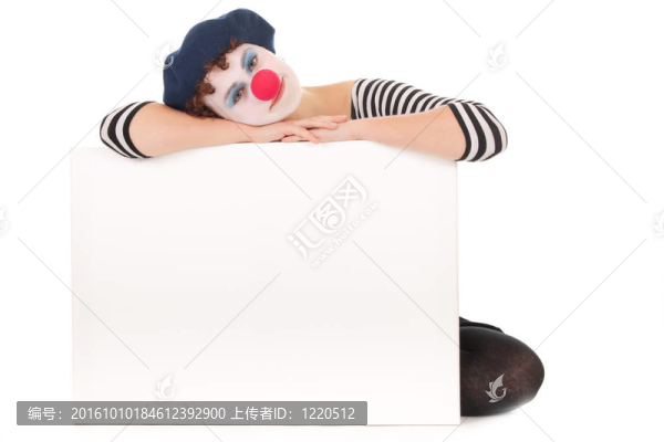 年輕女子小丑臉捧廣告牌