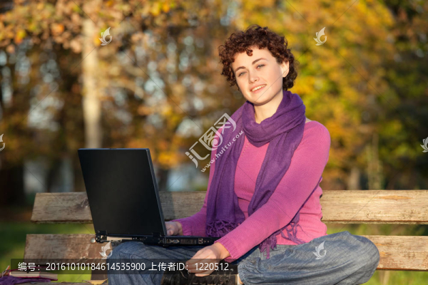坐在公園椅的年輕女子