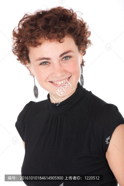 年輕女子微笑著