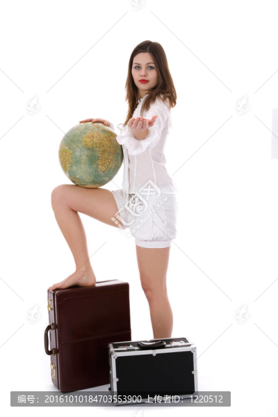 帶旅行箱和環(huán)球旅行的年輕女子