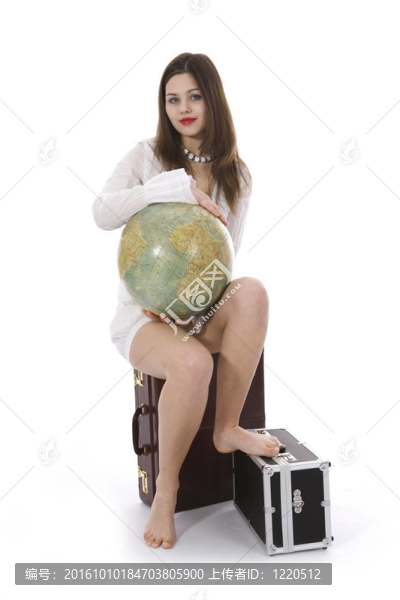 帶旅行箱和環(huán)球旅行的年輕女子