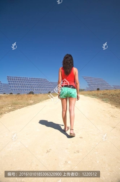 走在加的斯的太陽(yáng)能電池板