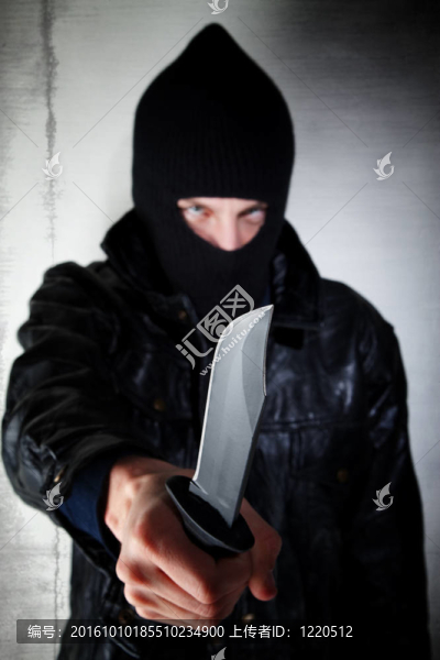 男子用刀