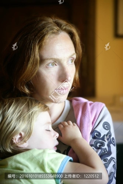 嬰兒女孩睡在母親的懷抱-匯圖網(wǎng) www.fosd68.com 嬰兒女孩睡在母親的懷抱