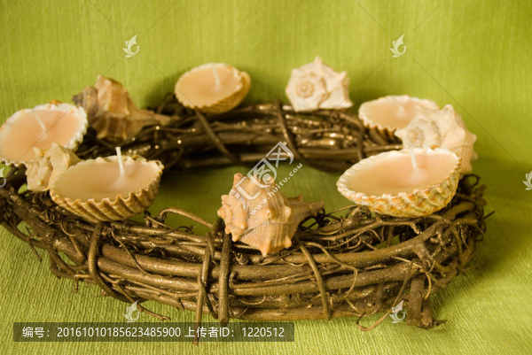 用花環(huán)和貝殼的圣誕裝飾