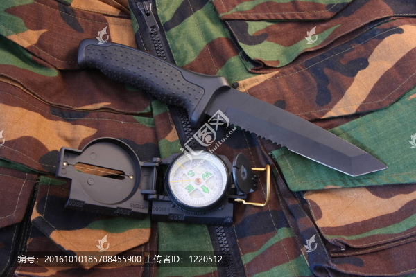 在迷彩管狀指南針和刀