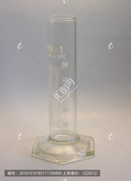 灰色背景上的清空刻度量筒；體積50毫升