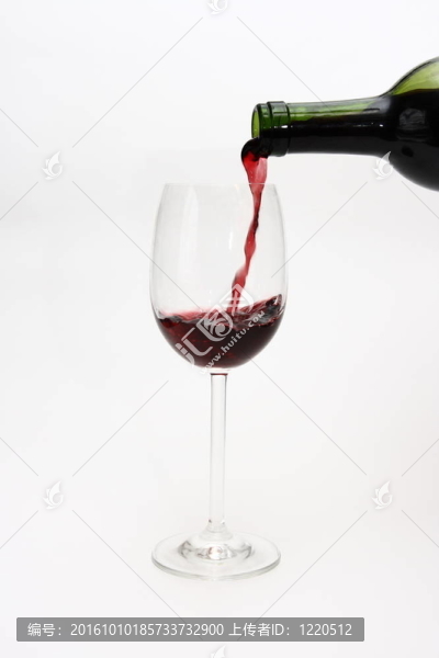 紅酒被倒進(jìn)酒杯