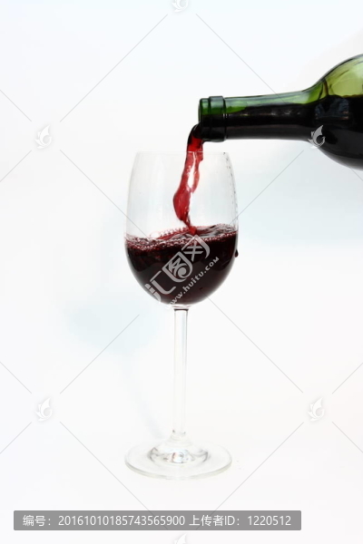 紅酒被倒進酒杯
