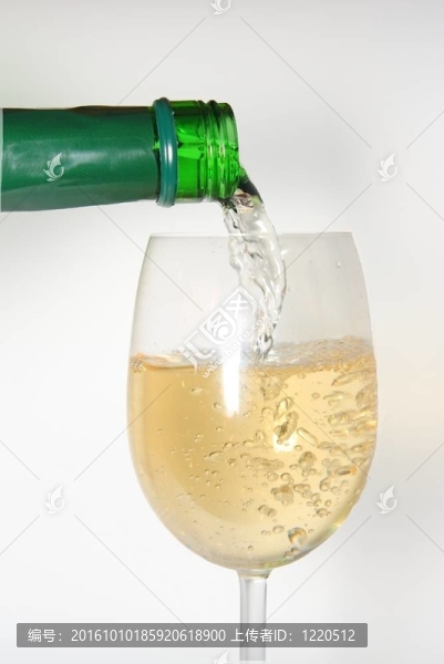 白葡萄酒倒入酒杯