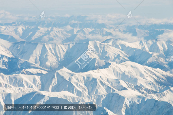 在冬天的雪下的高山