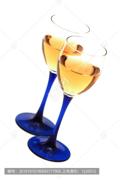 白色背景上的兩個酒杯