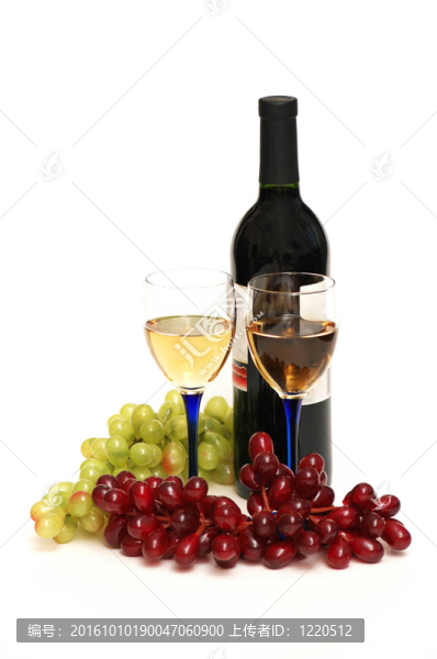 兩杯酒；酒瓶和葡萄