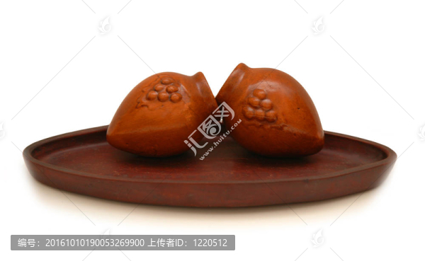 兩個陶土罐在白色的板上分離