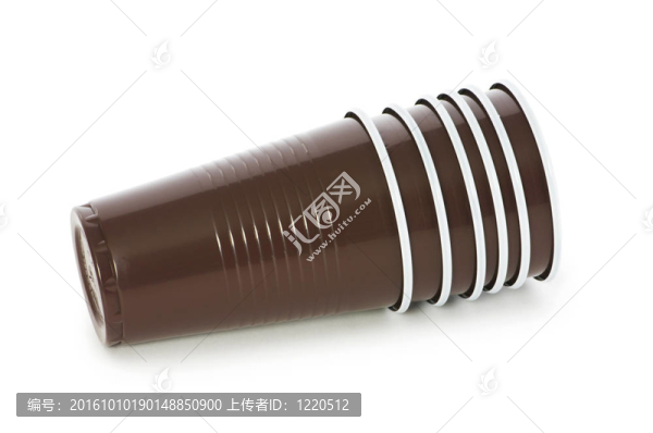 白色背景下的一次性杯子