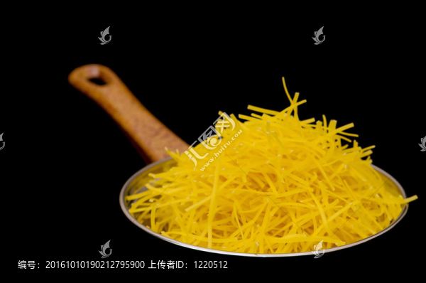 黑色背景上的意大利面鍋