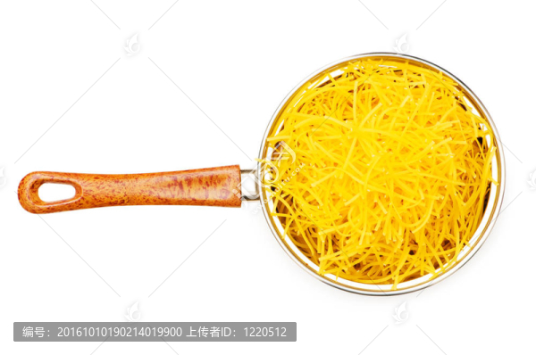 白色背景上的意大利面鍋