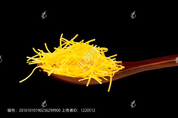 黑色的木湯匙意大利面