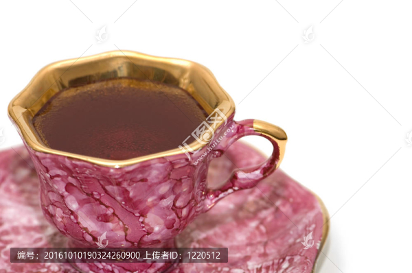 白色背景上的一杯茶