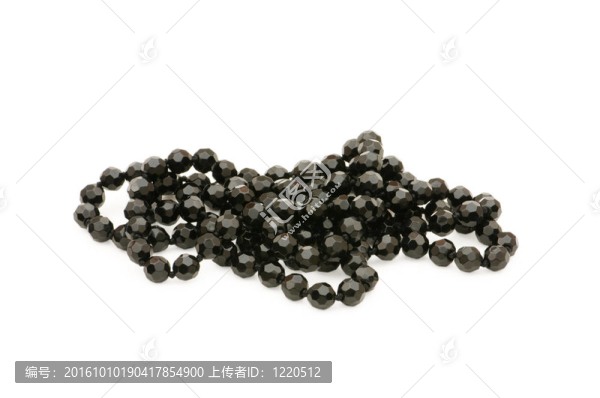 項(xiàng)鏈與黑色石頭孤立在白色