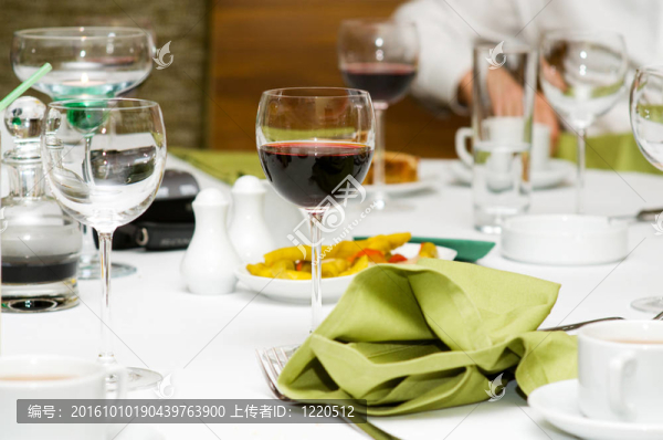桌上酒杯-淺景深