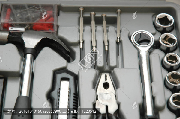 在盒子里的各種工具的工具包