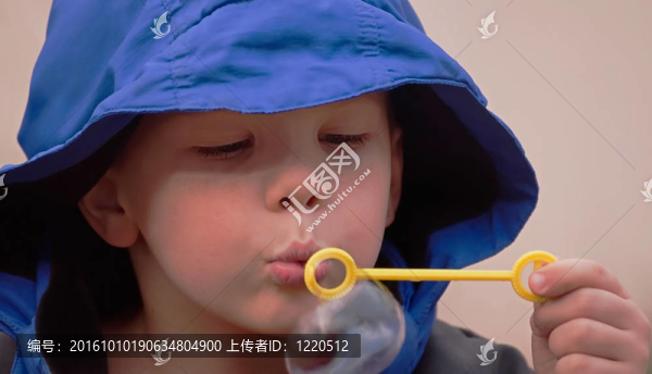 5歲的小男孩吹泡泡的特寫