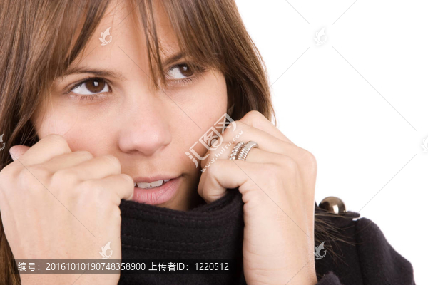 美麗的女人穿的冬天