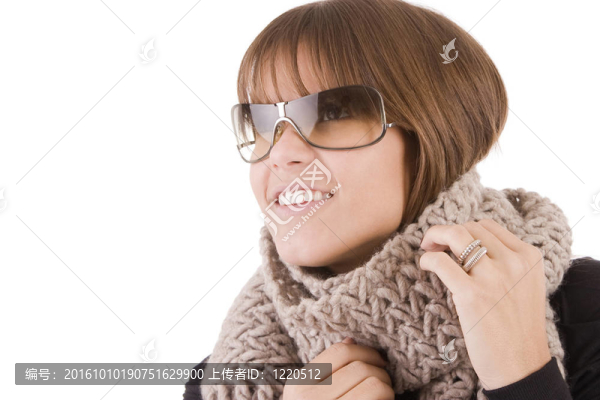 美麗的女人穿的冬天