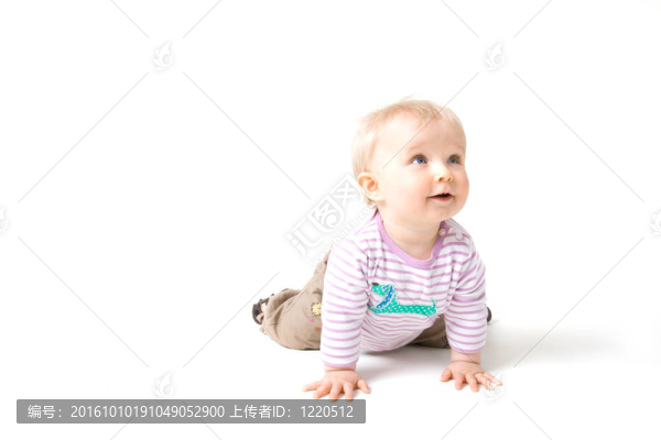 在白色的嬰兒女孩