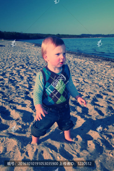 孩子童年的海灘-匯圖網(wǎng) www.fosd68.com 孩子童年的海灘