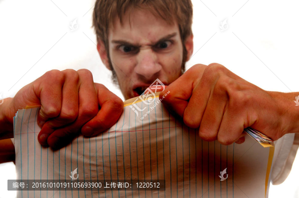 非常憤怒的年輕人試圖撕碎文件