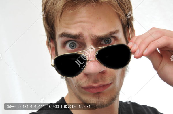 英俊的男人帶太陽鏡了