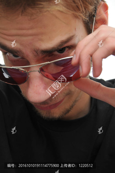 英俊的男人帶太陽鏡了