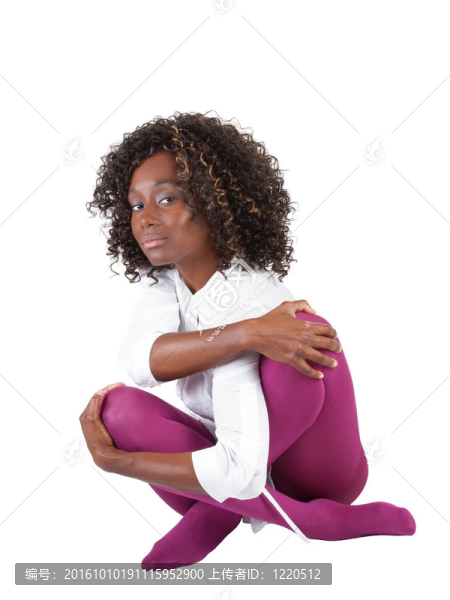 年輕的黑人婦女坐在紫色緊身衣
