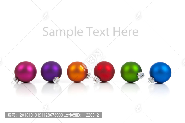 一排五顏六色的圣誕飾品/掛件白復制空間