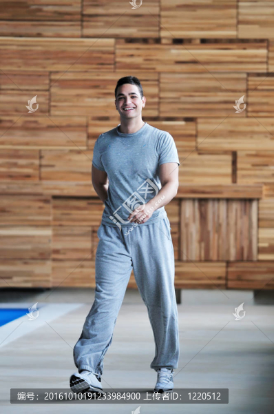 一個(gè)男人健身