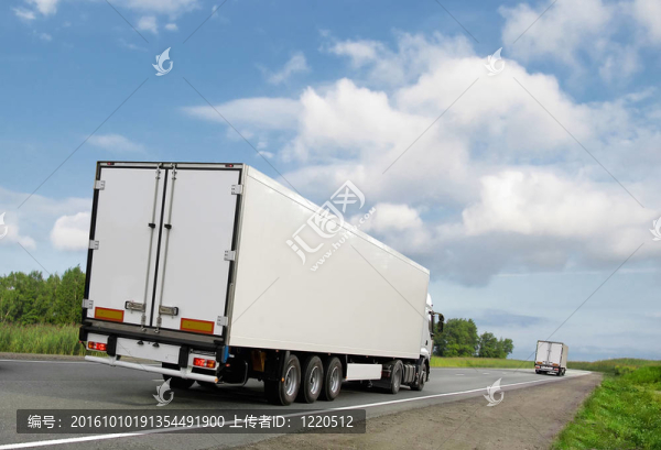 藍天下白色公路上的白色卡車