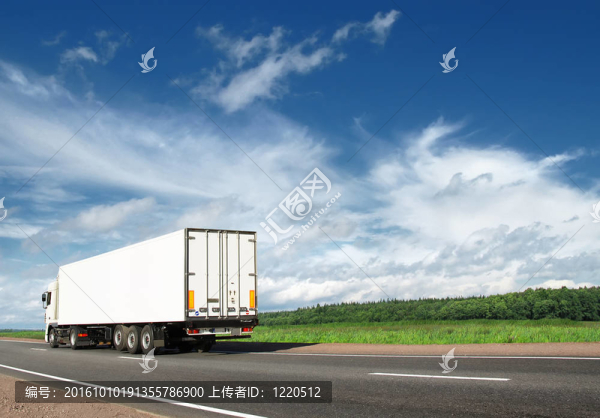藍(lán)天下高速行駛在白色公路上的白色卡車