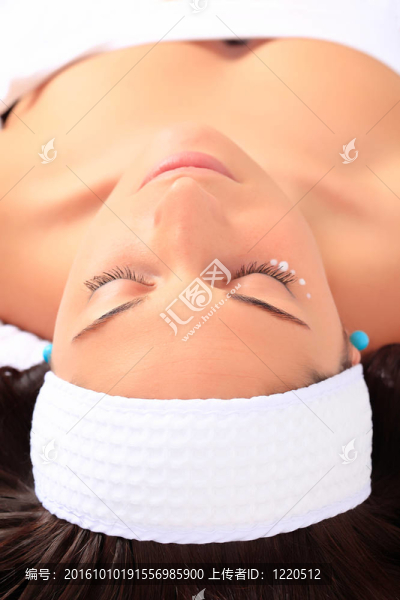 一個(gè)年輕的女人在一個(gè)健康的水療中心放松。