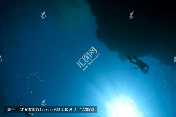 潛水員和海洋