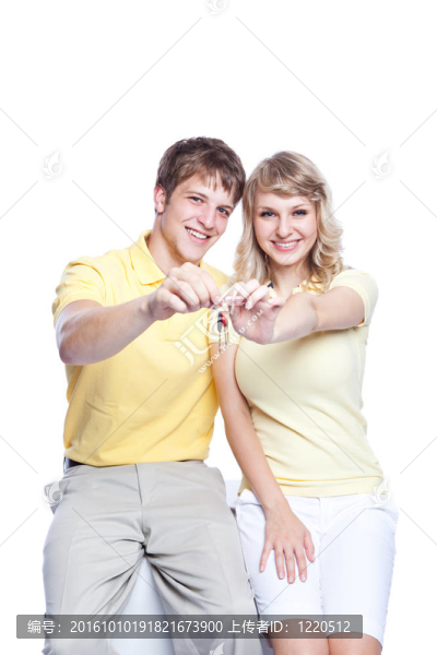 一對(duì)年輕夫婦拿著一套鑰匙